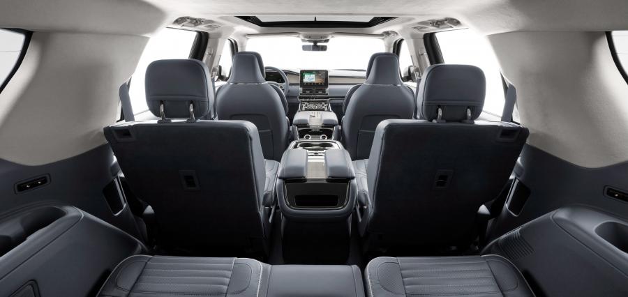 Интерьер Lincoln Navigator Black Label 2017 года  (фото 5 из 52)